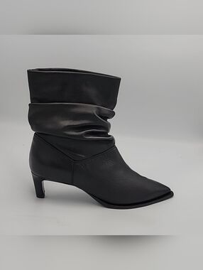 AQUATALIA Maddy Black Leather Low-heeled Scrunched Boot w/Pointed Toe, 7.5